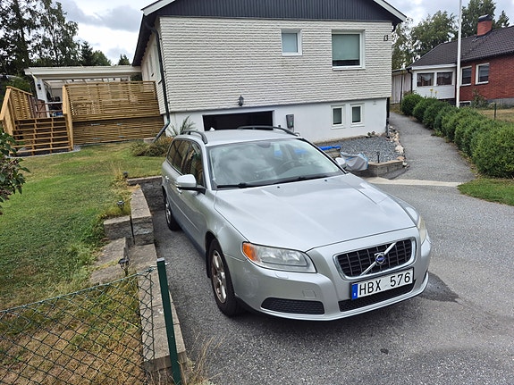 Volvo V70 2 of 7