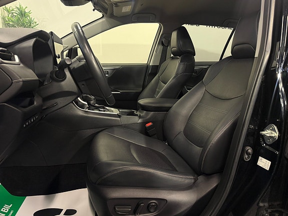 Toyota RAV4 10 of 23