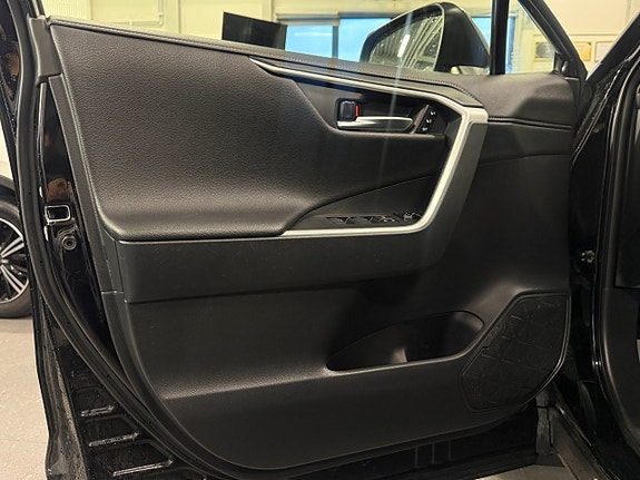 Toyota RAV4 8 of 23