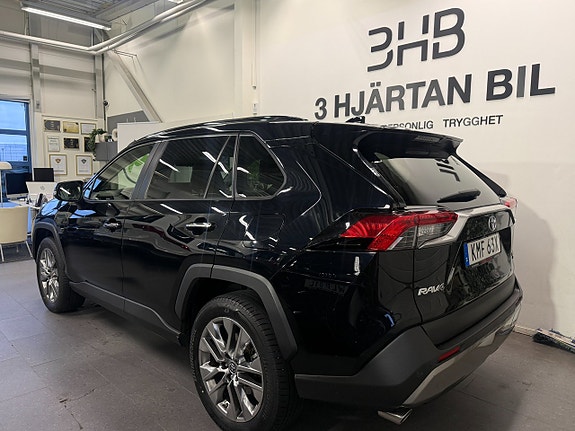 Toyota RAV4 3 of 23