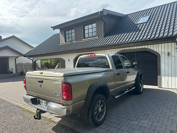 Dodge RAM 2500 2 of 9