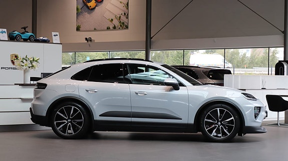 Porsche Macan 4 3 of 10