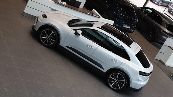 Porsche Macan 4 6 of 10