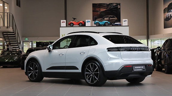 Porsche Macan 4 2 of 10