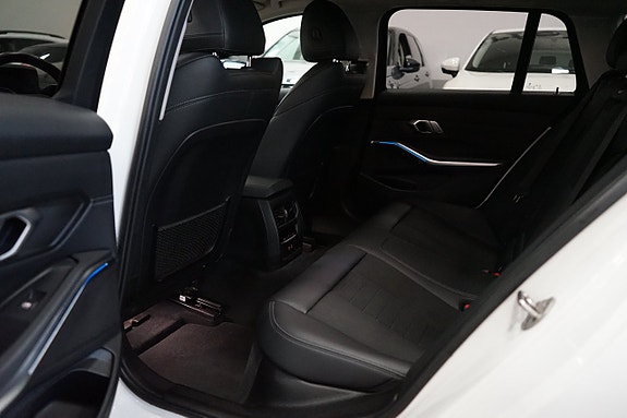 BMW 330e 14 of 21