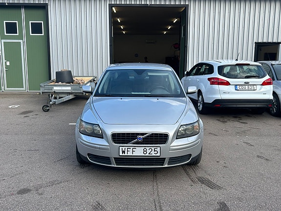 Volvo S40 2 of 16
