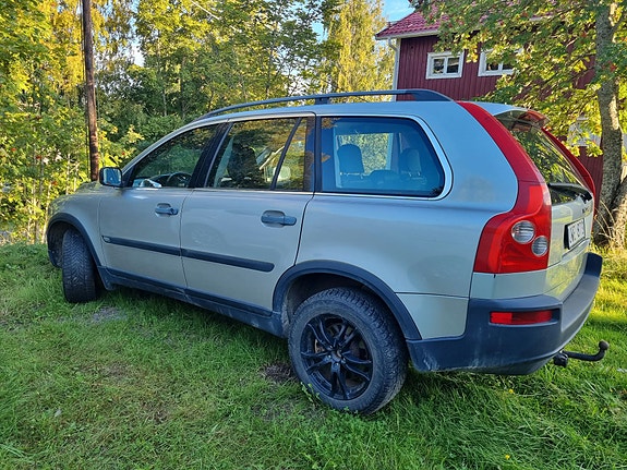 Volvo XC90 2 of 8