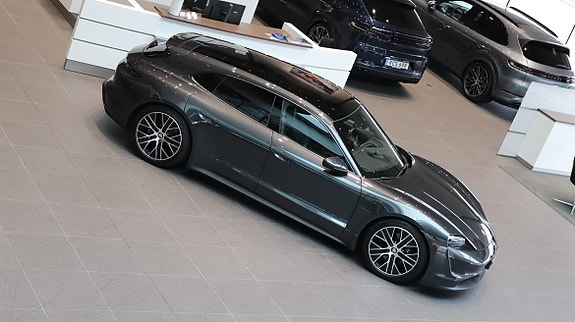 Porsche Taycan Sport Turismo 5 of 10