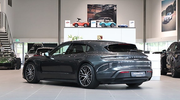 Porsche Taycan Sport Turismo 2 of 10