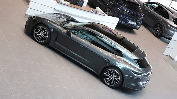 Porsche Taycan Sport Turismo 6 of 10