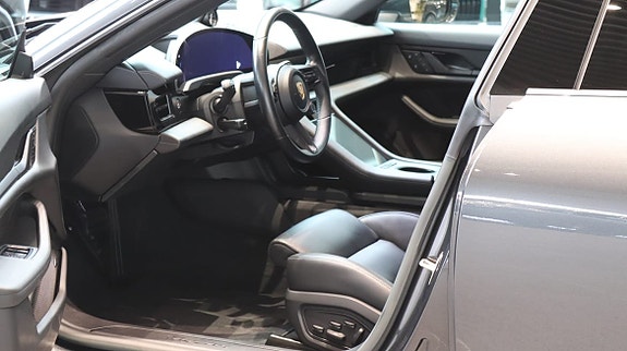 Porsche Taycan Sport Turismo 8 of 10