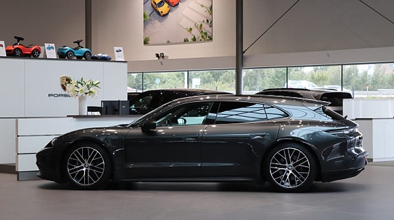 Porsche Taycan Sport Turismo 4 of 10