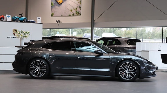 Porsche Taycan Sport Turismo 3 of 10