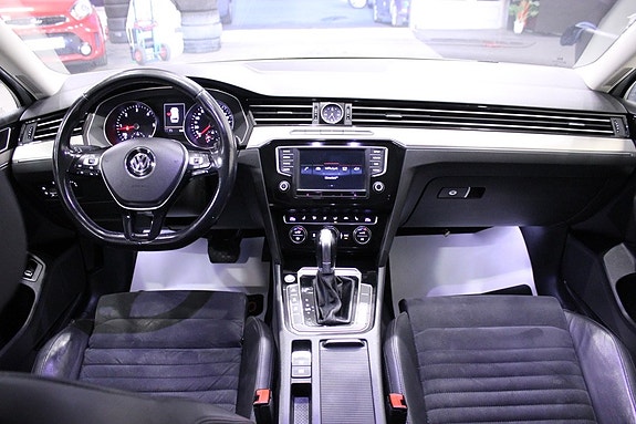 Volkswagen Passat 16 of 29