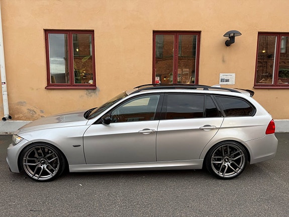 BMW 330d 2 of 24