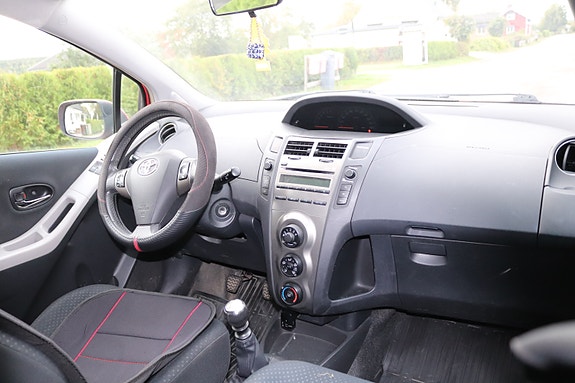 Toyota Yaris 3 of 5