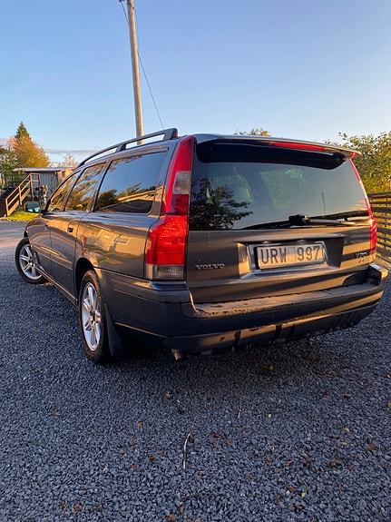 Volvo V70 3 of 7