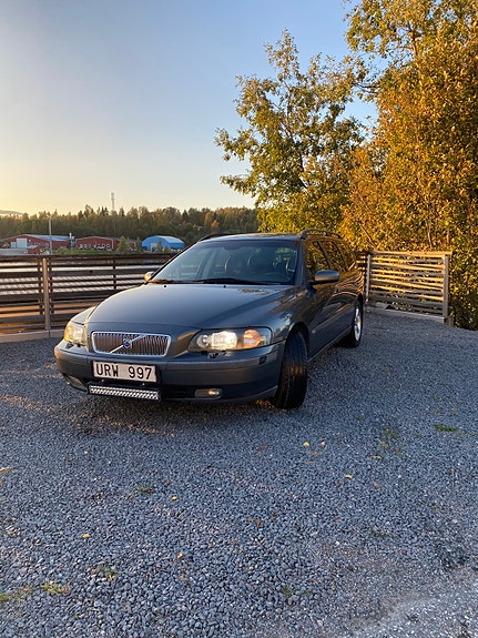 Volvo V70 2 of 7