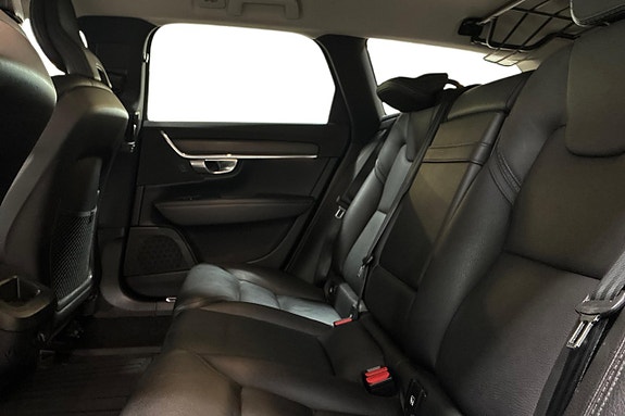 Volvo V90 Cross Country 13 of 28