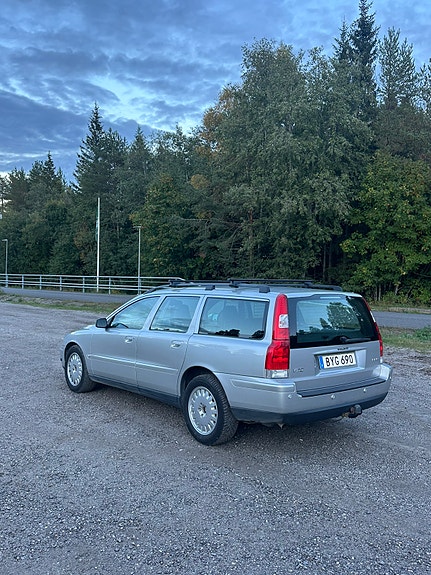 Volvo V70 3 of 17