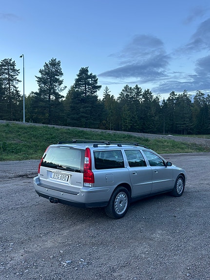 Volvo V70 4 of 17