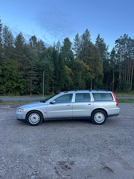 Volvo V70 2 of 17