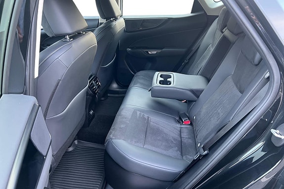 Lexus NX350h 11 of 26
