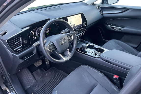 Lexus NX350h 12 of 26
