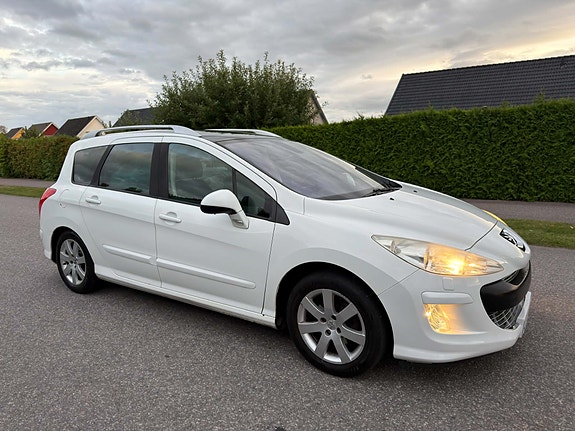 Peugeot 308 SW 2 of 9