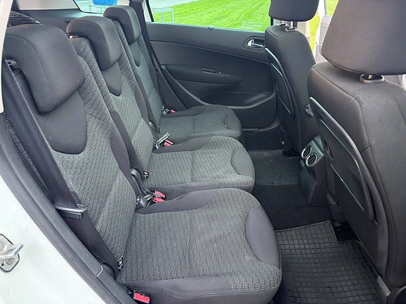 Peugeot 308 SW 8 of 9