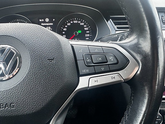 Volkswagen Passat 11 of 13