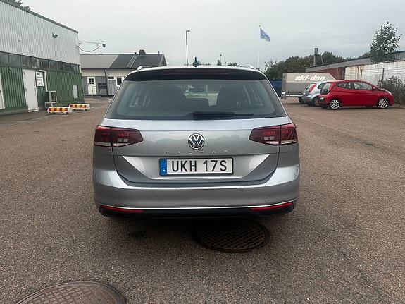 Volkswagen Passat 4 of 13