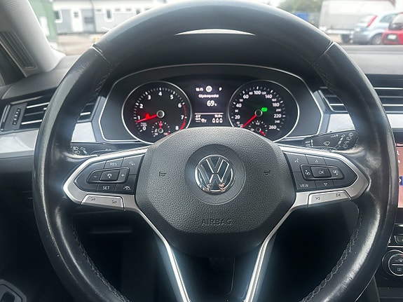 Volkswagen Passat 9 of 13