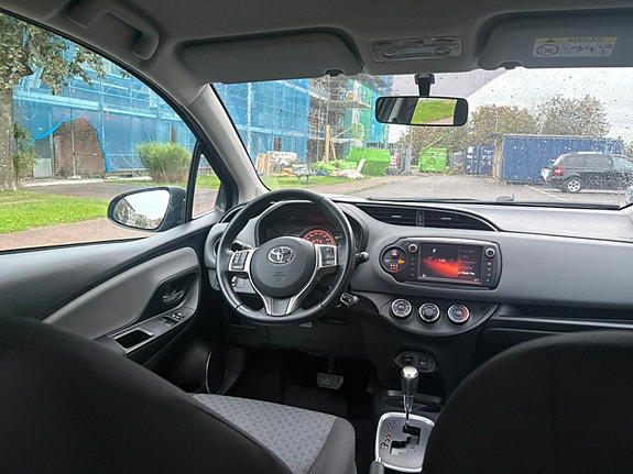 Toyota Yaris 3 of 6