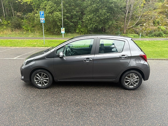 Toyota Yaris 2 of 6