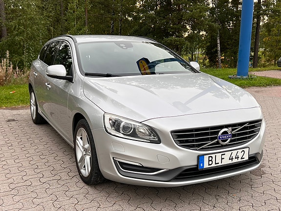 Volvo V60 2 of 12