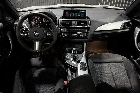 BMW M140i 13 of 23