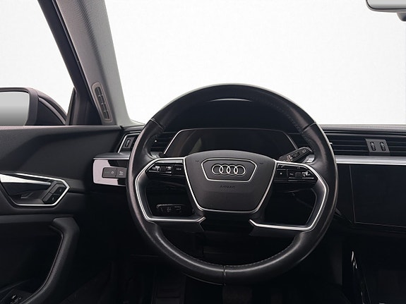 Audi e-tron 14 of 30