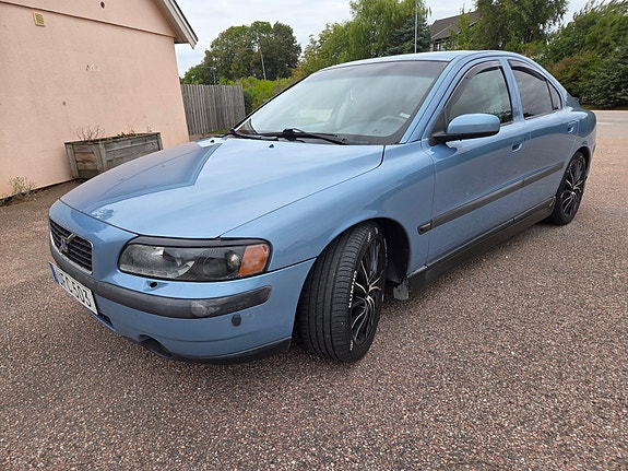 Volvo S60 2 of 5