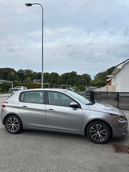 Peugeot 308 2 of 5