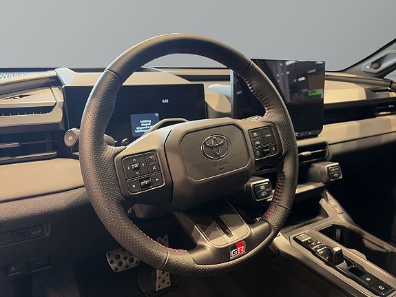Toyota RAV4 Plug-in Hybrid 9 of 18