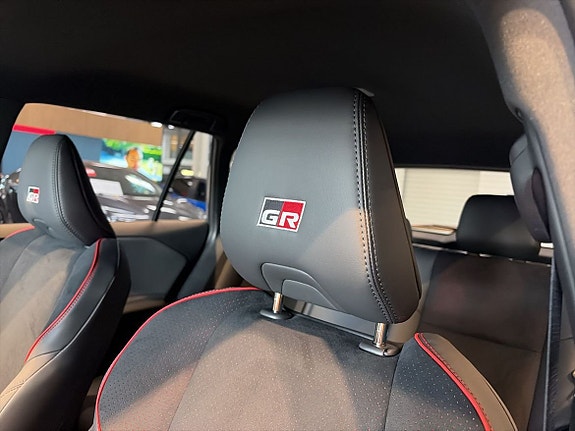 Toyota RAV4 Plug-in Hybrid 14 of 18