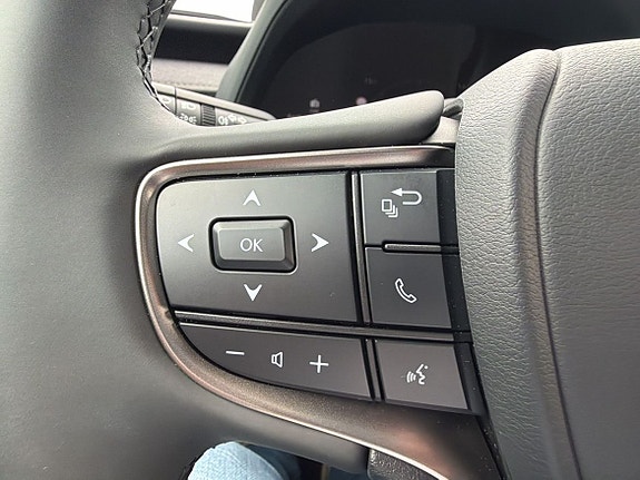 Lexus UX300h 21 of 26