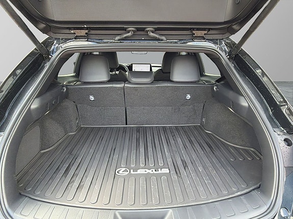 Lexus UX300h 12 of 26