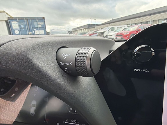 Lexus UX300h 23 of 26
