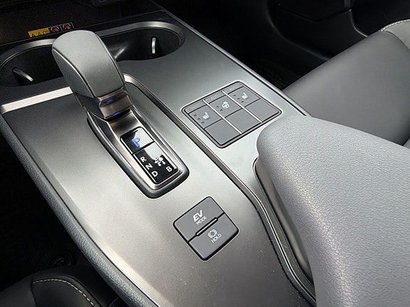 Lexus UX300h 19 of 26