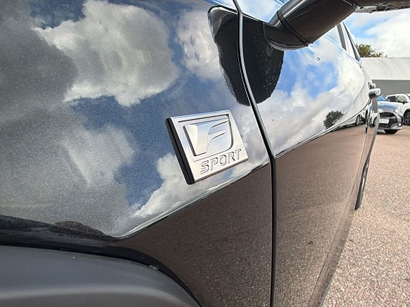 Lexus UX300h 15 of 26