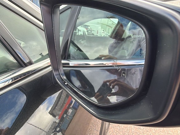 Lexus UX300h 13 of 26