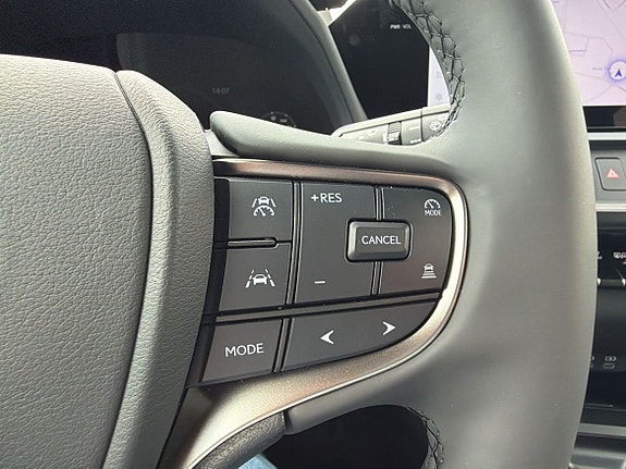 Lexus UX300h 20 of 26