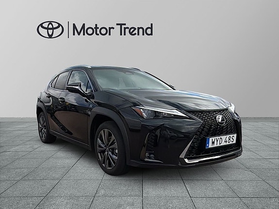 Lexus UX300h 7 of 26